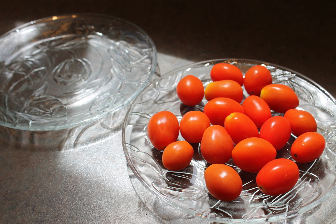 Slicing cherry tomatoes