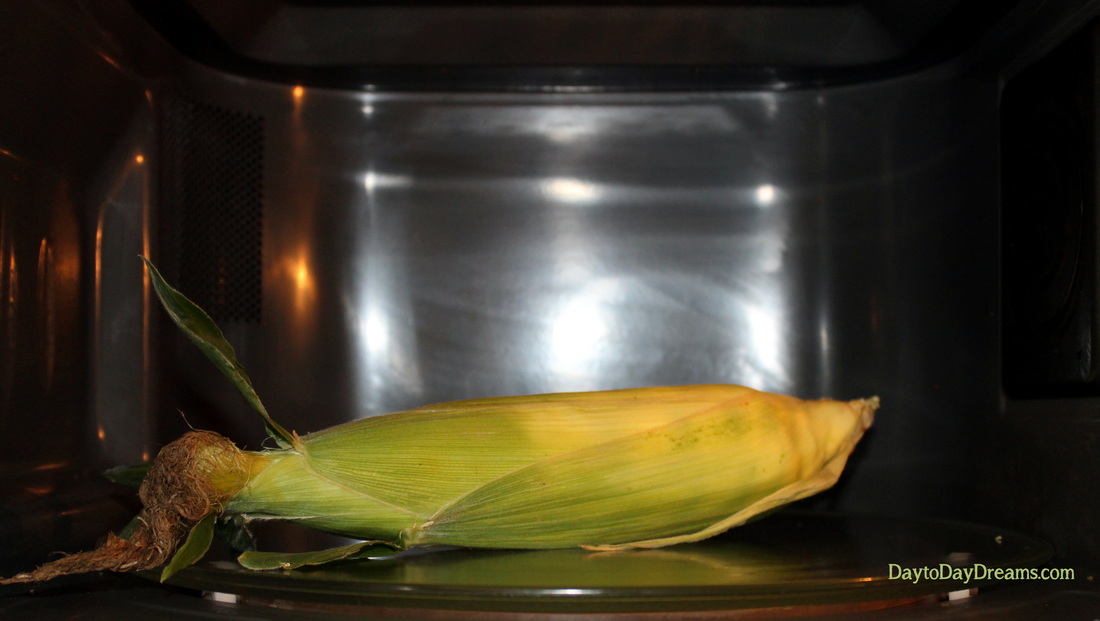 Incredible microwaved Corn on the Cob - DaytoDayDreams.com