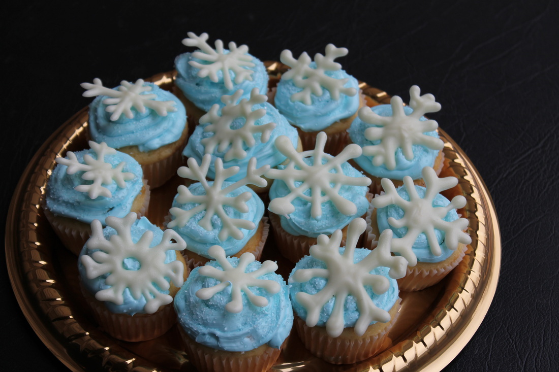 Snowflake Cupcakes   www.daytodaydreams.com